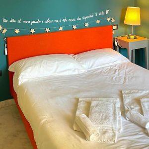 Spaziosa camera con letto alla francese e balcone a 500 mt dal mare